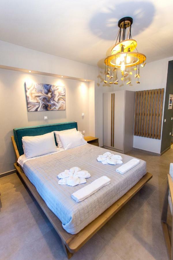 Moonline Maisonettes & * Parga